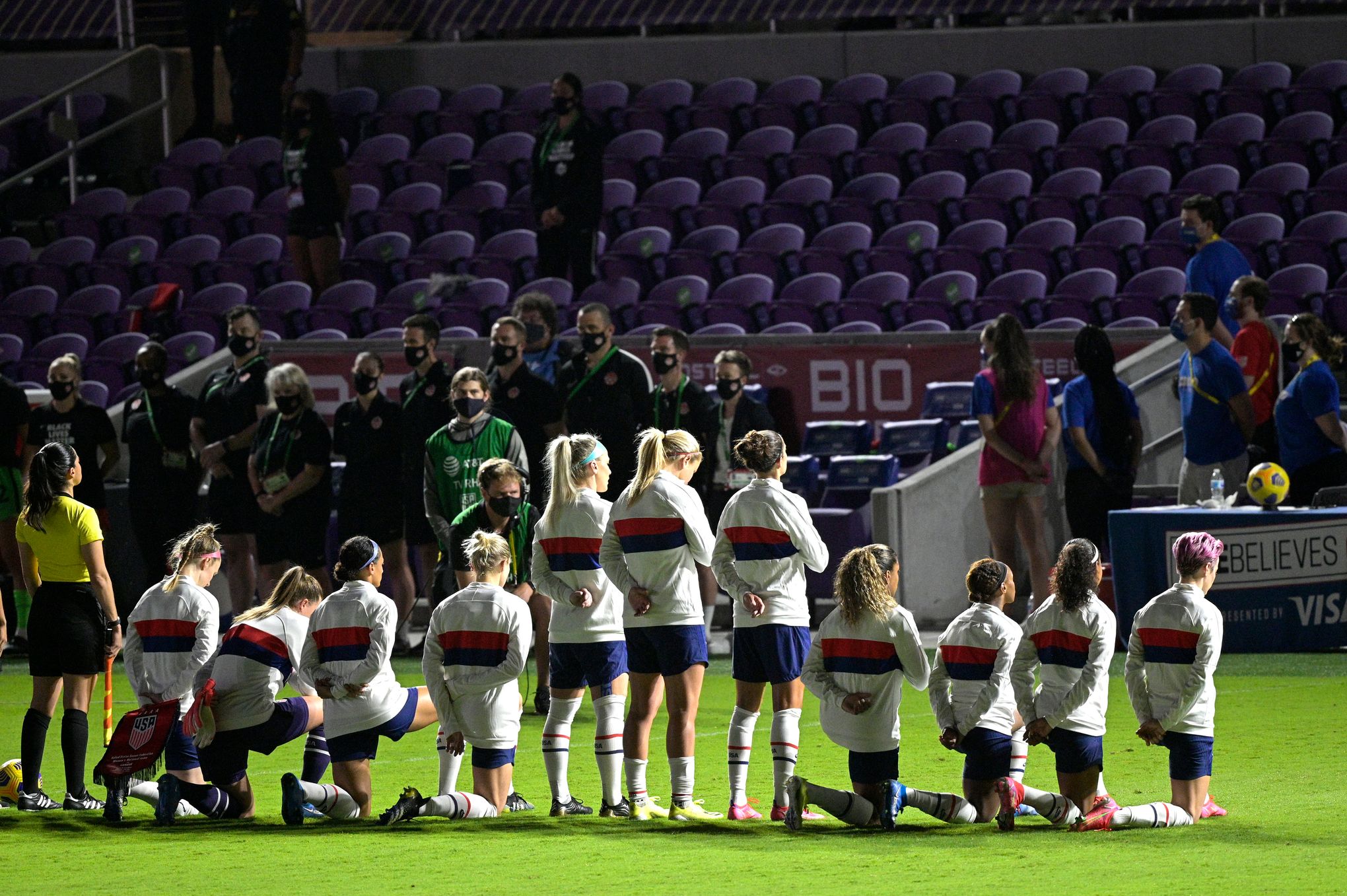 Rapinoe and U.S. Women's Soccer Team stop kneeling and start standing for  anthem