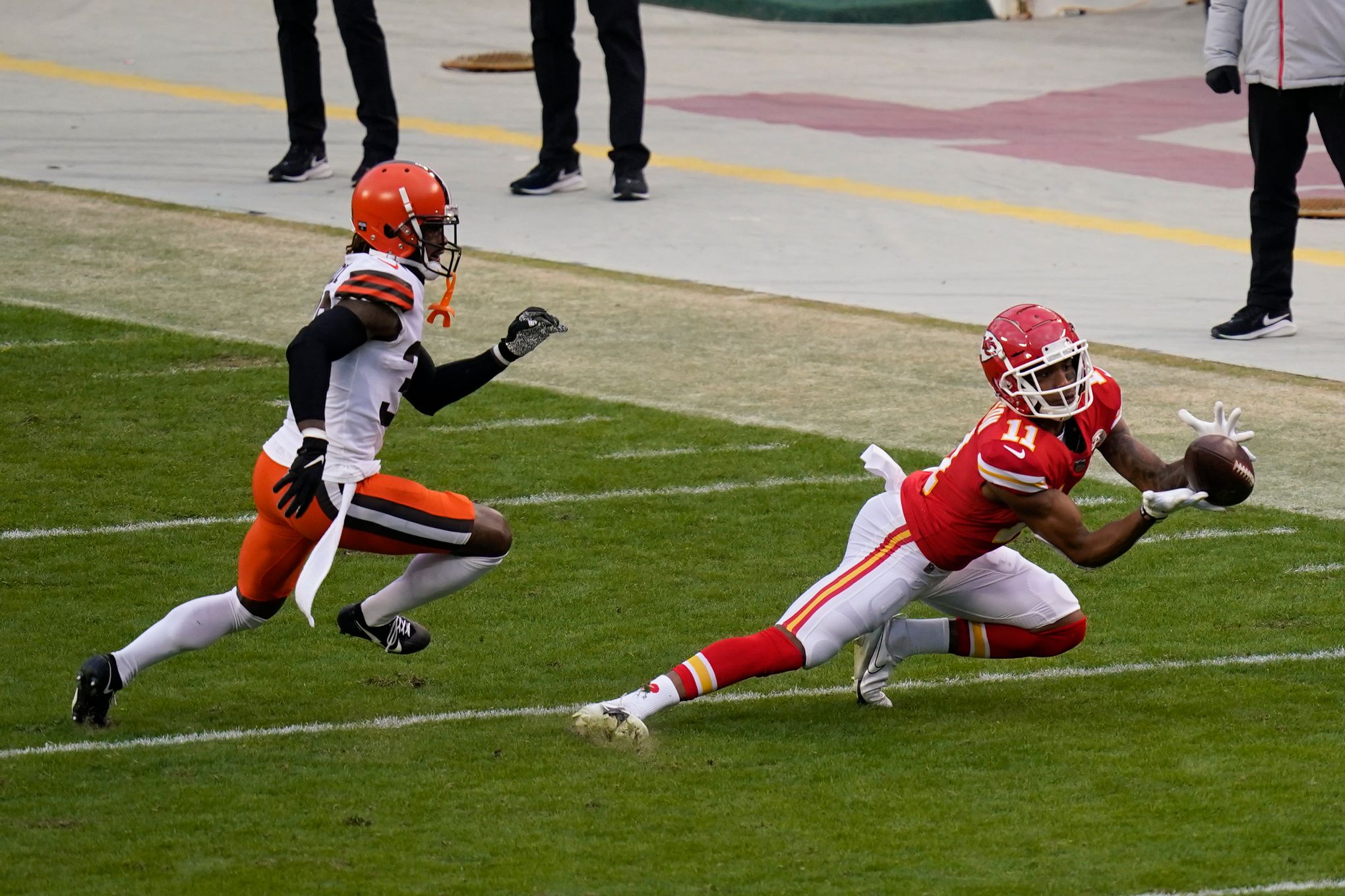 Kansas City Chiefs re-sign wide receiver Demarcus Robinson