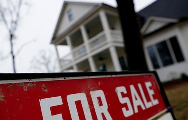 A new home is for sale in Madison, Ga., Thursday, Feb. 18, 2021. U.S. long-term mortgage rates rose this week but still remain near historic lows as the pandemic-hobbled economy strains toward recovery with more Americans getting vaccinated against the coronavirus.  (AP Photo/John Bazemore) NYDD204 NYDD204