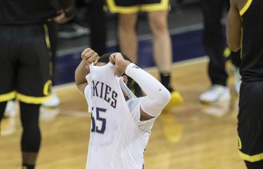 Washington’s Quade Green pulls his jersey over his face after being unable to hit either of his two final shots which would have at the least gotten the game with Oregon to overtime.  Washington lost 74-71.  The Oregon Ducks played the Washington Huskies in Pac-12 Men’s basketball Saturday, December 12, 2020 at Alaska Airlines Arena in Seattle, WA. 215899