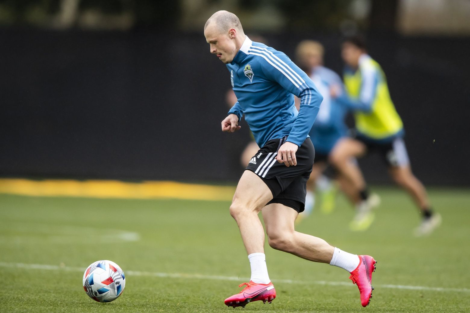 Bald is beautiful? Brad Smith sports new hairstyle in a newer, attacking  role with the Sounders | The Seattle Times