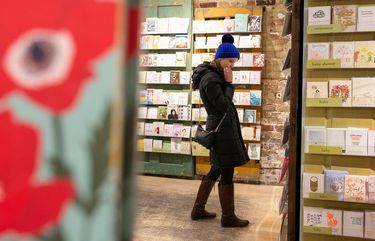 Judy Scharff, 25, shops for holiday cards at Paper Source in Chicago on December 18, 2018. The retailer of greeting cards and gifts filed for bankruptcy Tuesday. All stores are expected to remain open. (Kristan Lieb/Chicago Tribune/TNS)
