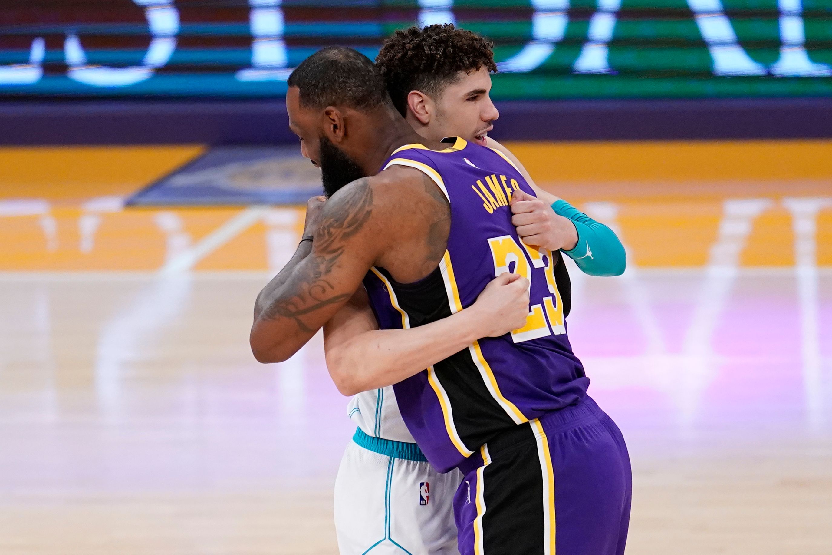 LeBron puts Lakers past Hornets 116 105 for 4th straight win The Seattle Times