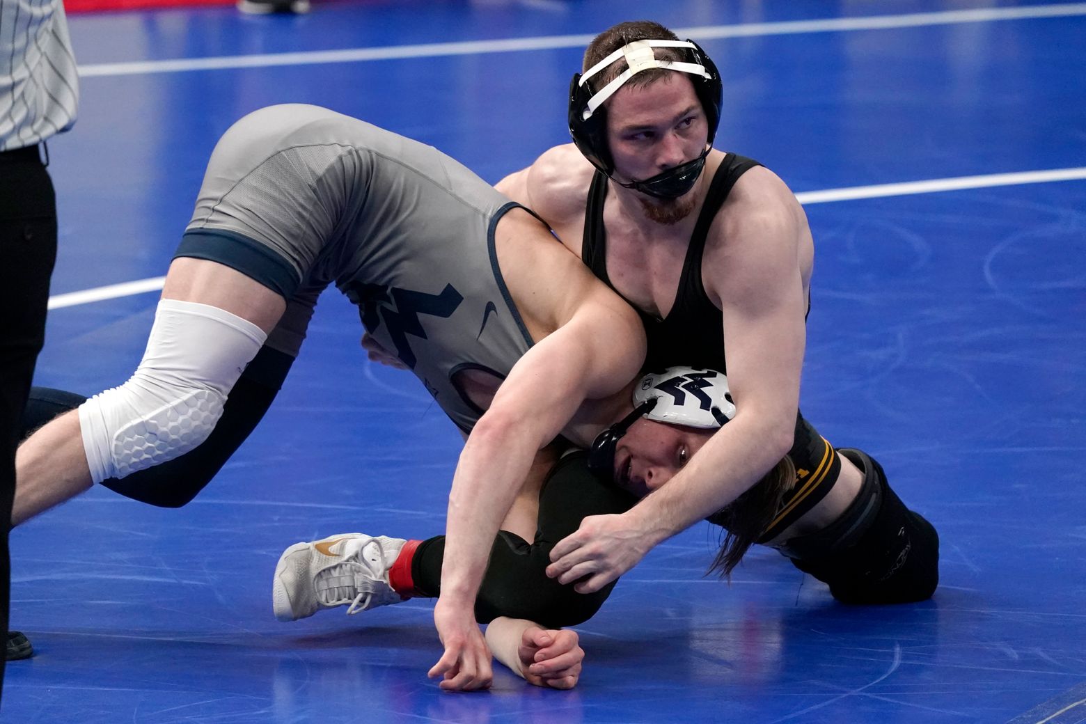 Lee easily advances at NCAA wrestling, Iowa leads team race | The Seattle  Times