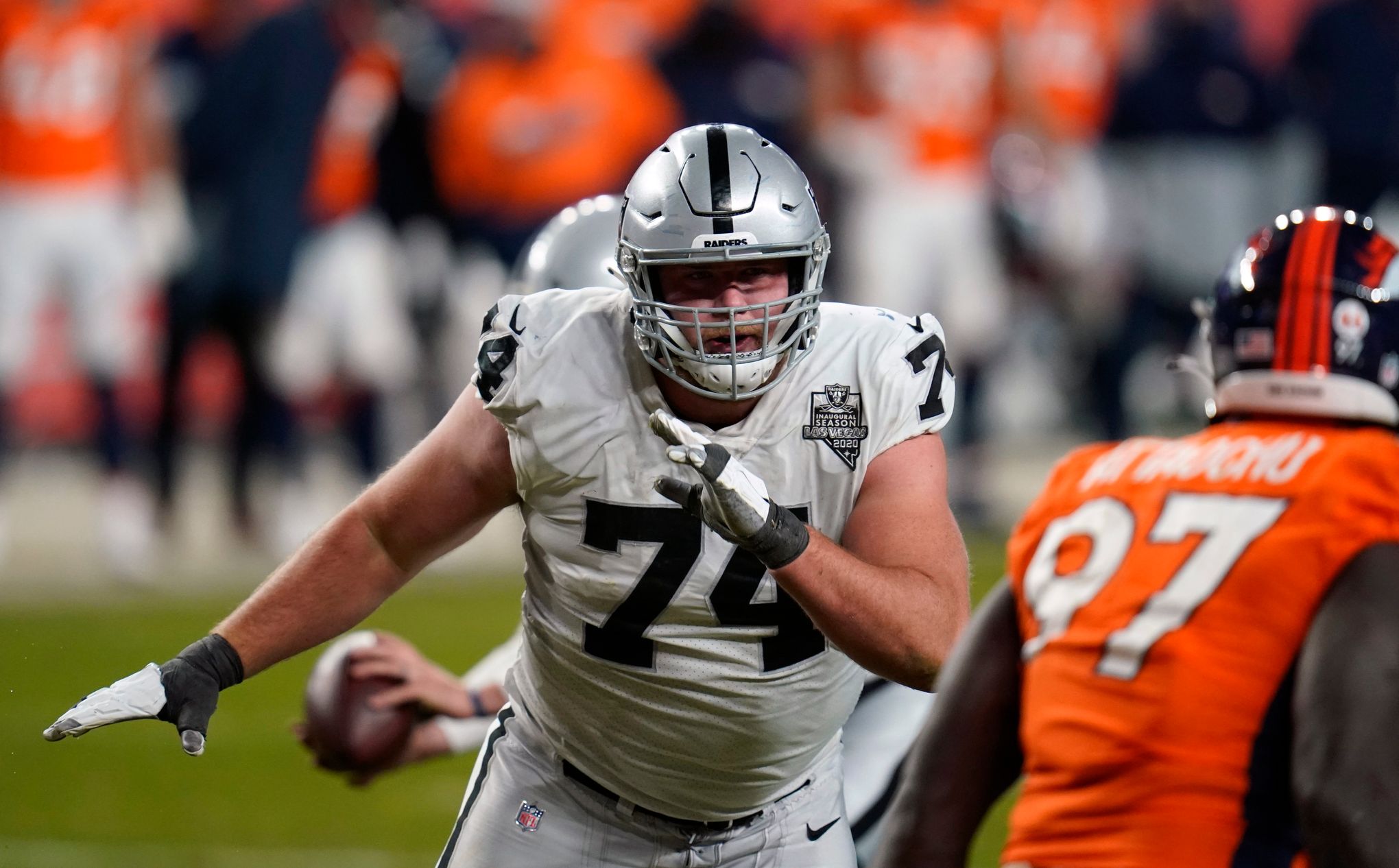 Raiders agree to extension with LT Kolton Miller