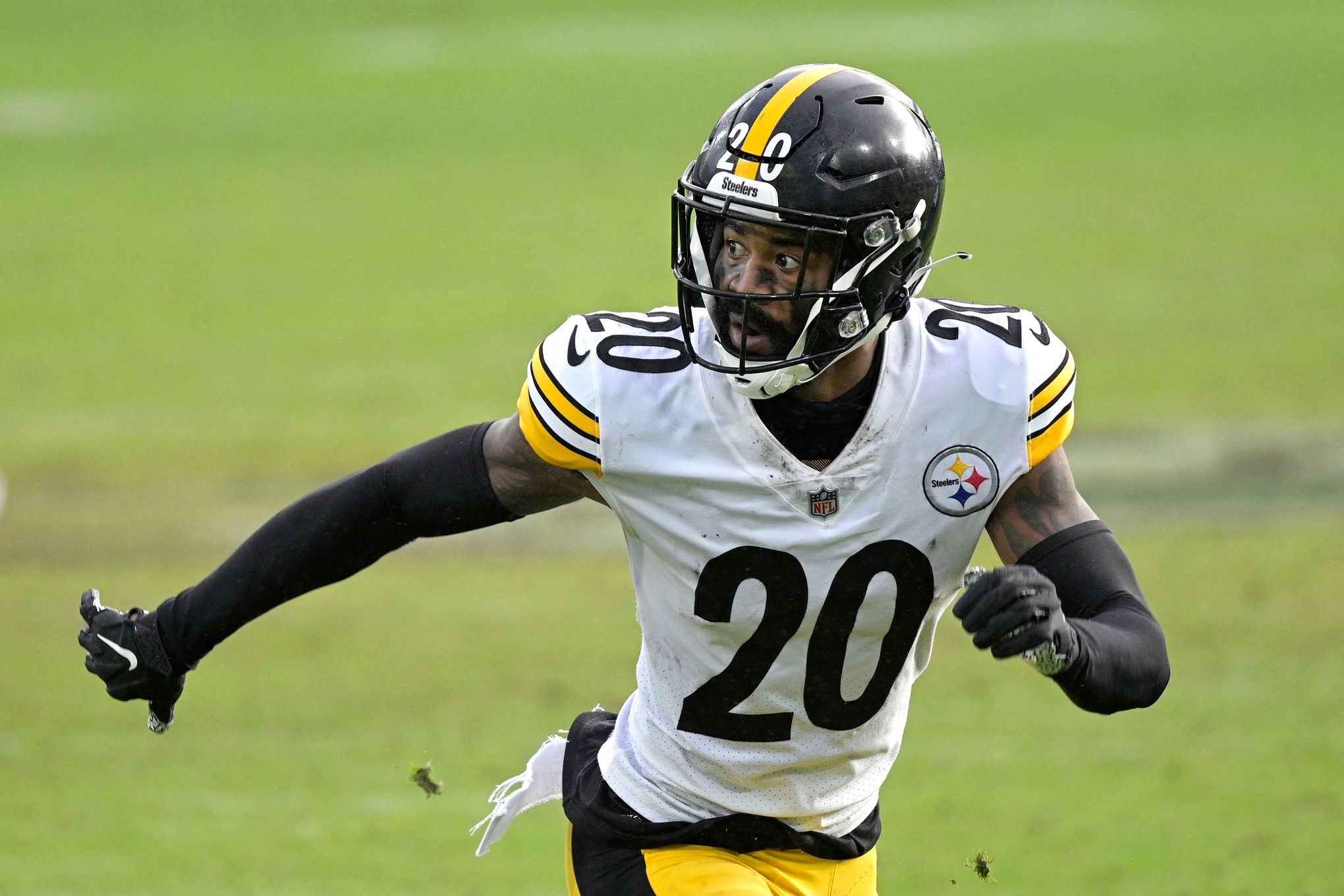 Steelers sign CB Gay to three-year deal 