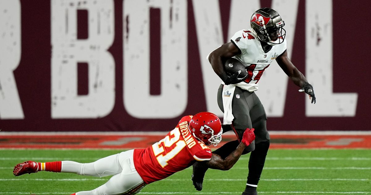 Tampa Bay Uses Franchise Tag on Godwin; Keep Lavonte David - ESPN 98.1 FM -  850 AM WRUF