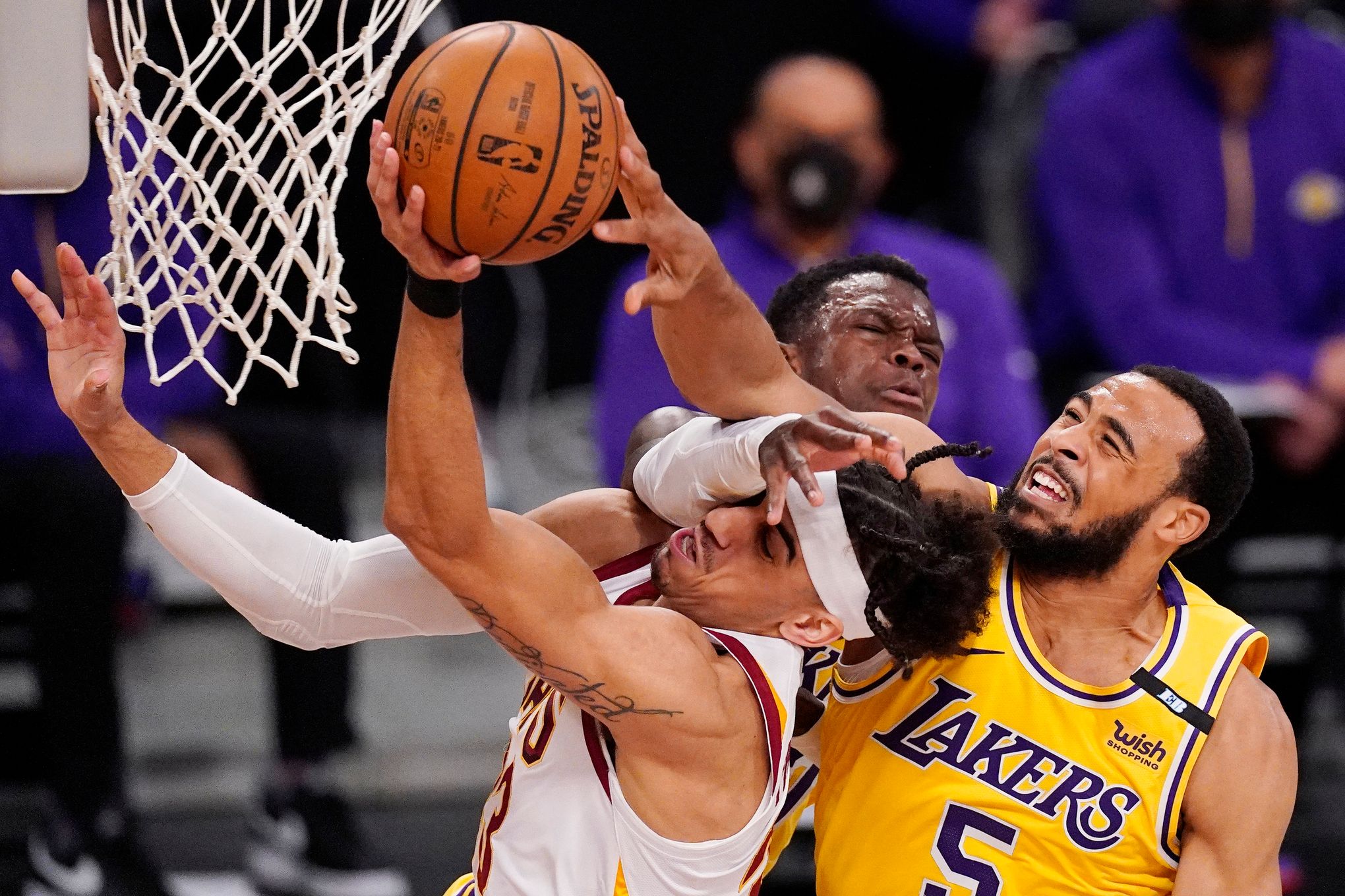 LeBron James scores 21 points as Los Angeles Lakers snap four-game