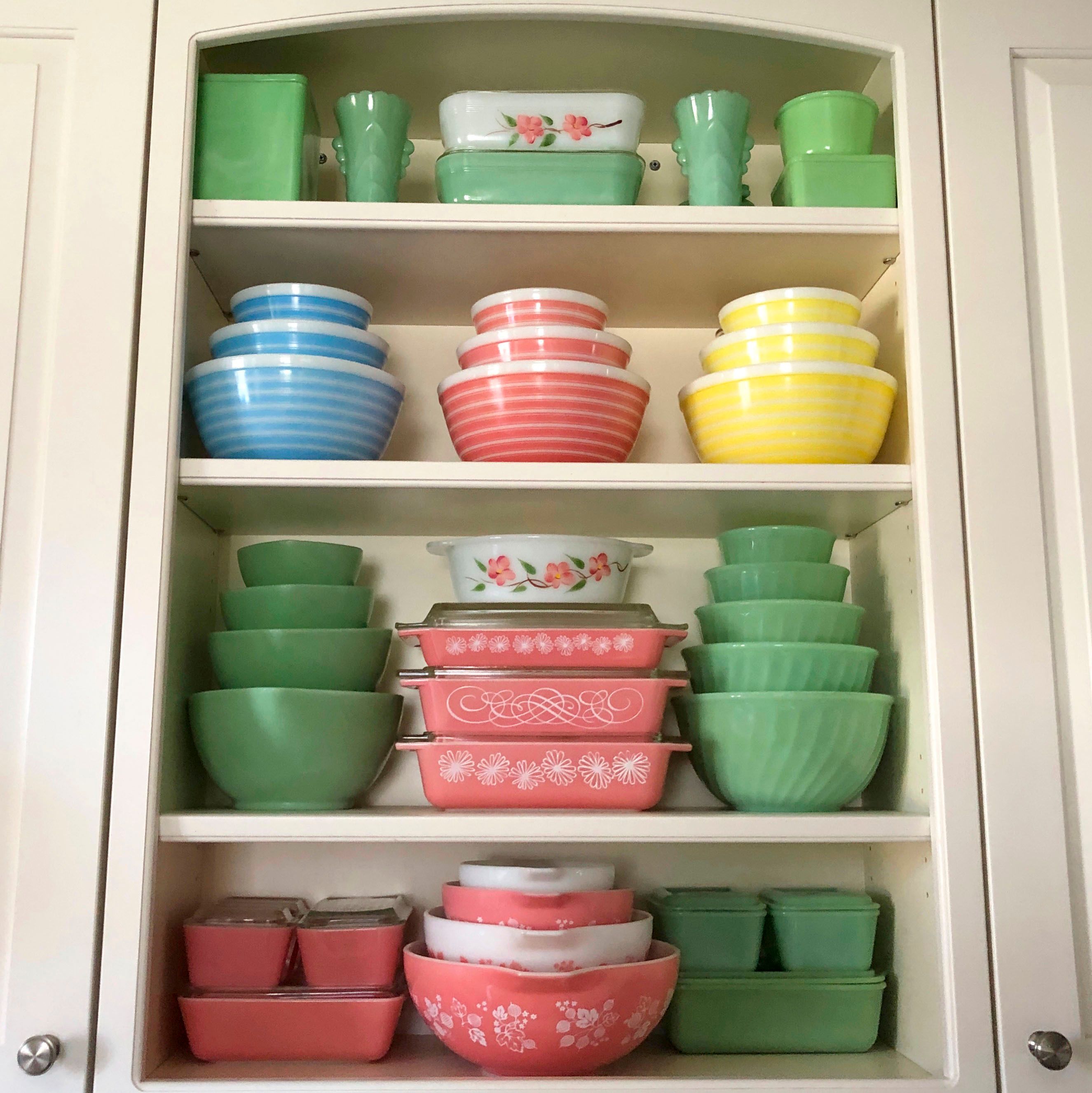 Pyrex and Pink Daisies Midcentury cookware is fab again The
