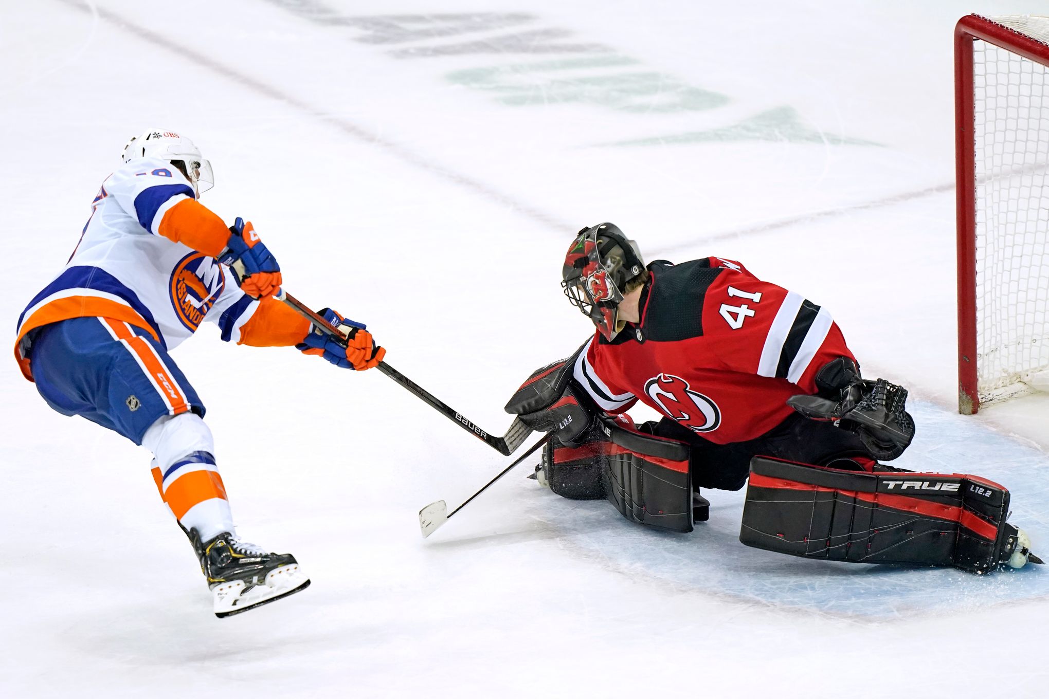 Yegor Sharangovich scores in OT, Devils beat Islanders 2-1