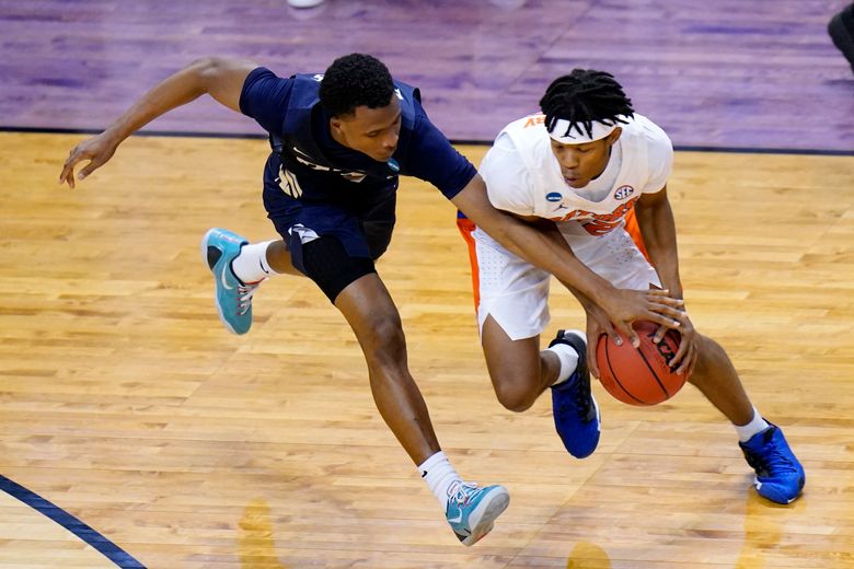 Abmas, Obanor push upstart Oral Roberts into Sweet 16