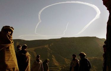 FILE — An American B-52 bomber circles above the Tora Bora region of Afghanistan in early December 2001. The dual missions of eradicating the Taliban and installing a new, highly centralized state were not, at first, irreconcilable. But a series of choices put them increasingly at odds. (Stephen Crowley/The New York Times) XNYT99 XNYT99
