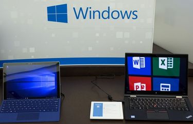 A Microsoft Corp. Windows software display is seen at a store in Bellevue, Washington, U.S., on Thursday, Jan. 26, 2017. Microsoft Corp.’s second-quarter sales and profit exceeded analysts’ projections, bolstered by rising customer sign-ups for Azure and Office cloud-computing services. Photographer: David Ryder/Bloomberg