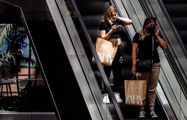 Shoppers make their way through the Brickell City Centre shopping plaza in Miami, on Tuesday, April 27, 2021. The Commerce Department reported Thursday, April 29, 2021, that the economy expanded 1.6 percent in the first three months of 2021, compared with 1.1 percent in the final quarter last year. (Scott McIntyre/The New York Times) XNYT17