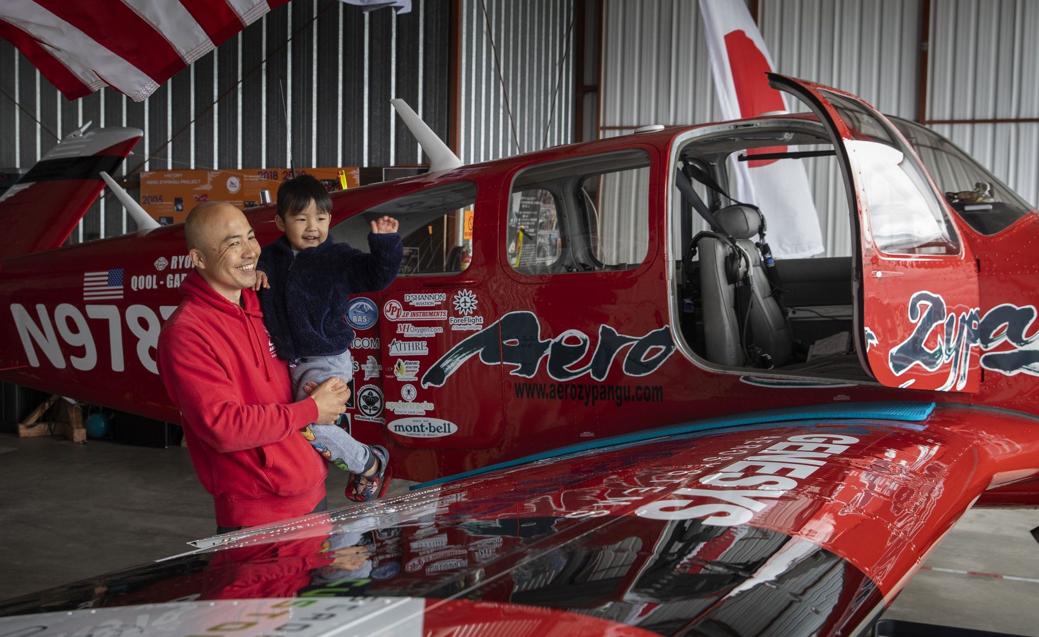 Partially blind pilot plans to fly around the world, after some guidance  from a Bellevue College program | The Seattle Times