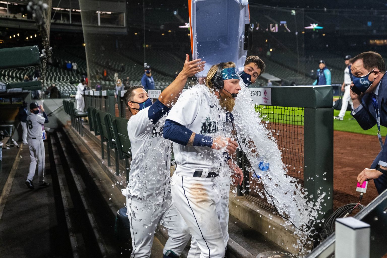 Mariners’ late burst of offense rewards small sellout crowd, whose