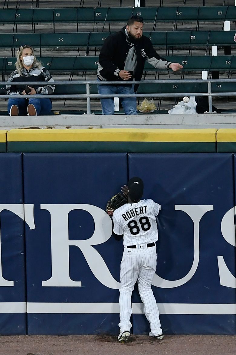 Chang hits Grandal with throw as White Sox beat Indians 4-3