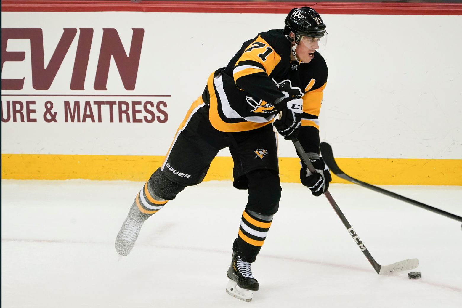 Pittsburgh Penguins - Evgeni Malkin wearing the Penguins new