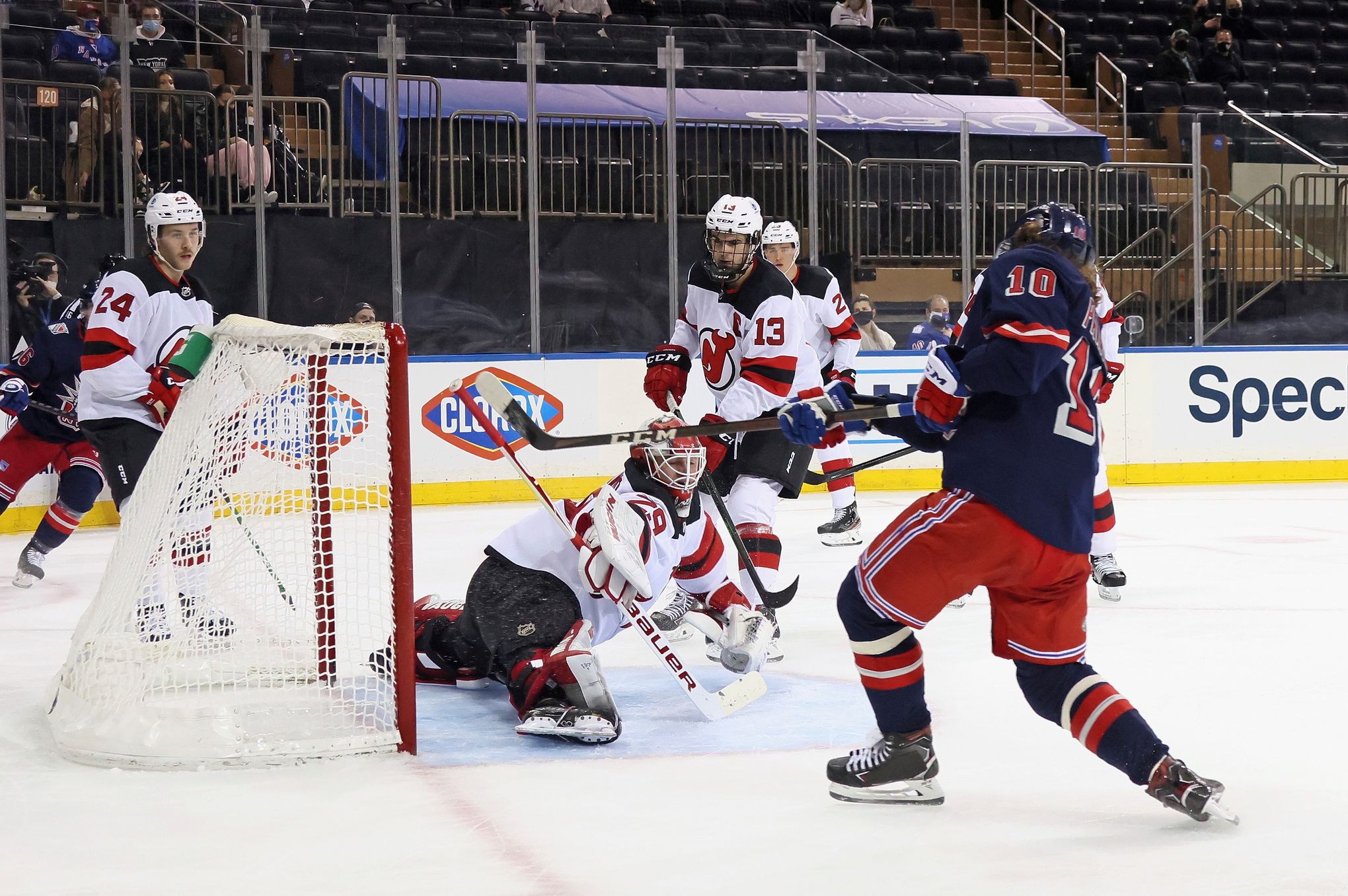 Devils Dominate Islanders, 4-1, For Second-Straight Win