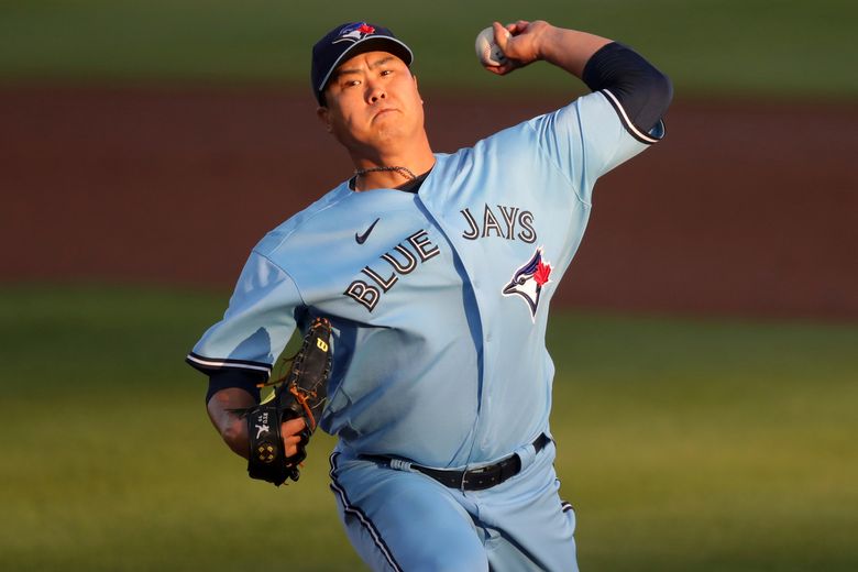 Toronto Blue Jays newly signed pitcher Hyun-Jin Ryu, right, holds