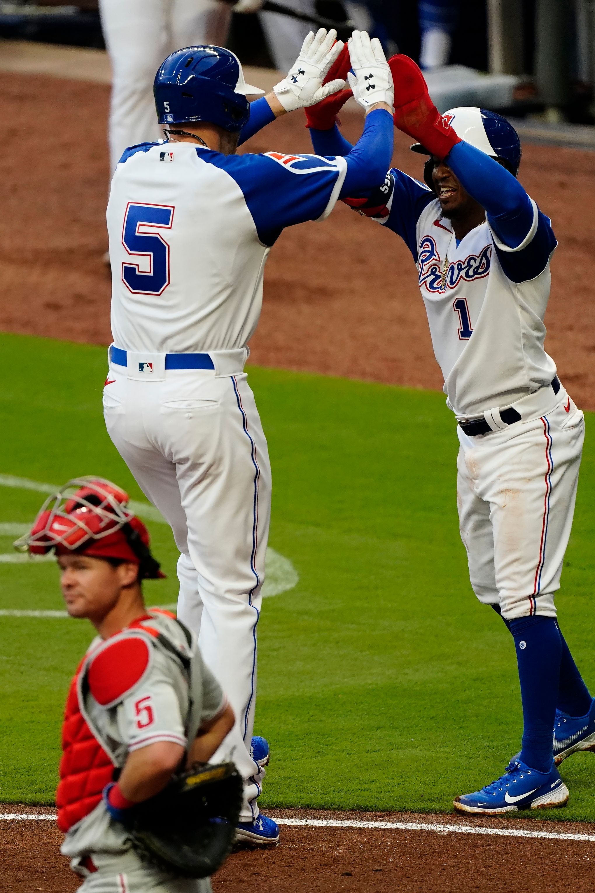 Ozuna homers during 5-run 10th inning, Braves beat Phillies 5-1