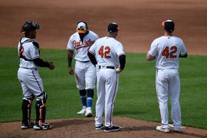 Mitch Haniger homers in both games, Mariners sweep Orioles 4-2, 2-1