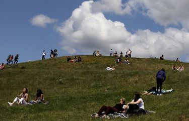 Instead of thousands atop Kite Hill in Gas Works Park for Fourth of July festivities, a few dozen gather during a warm, partly clouds day.

LO Lineonly photo essay.

Saturday, the Fourth of July 214424