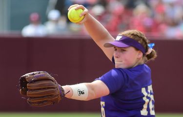 Despite Opening Loss Uw Huskies On Equal Ground With No 1 Oklahoma In Softball Super Regional The Seattle Times