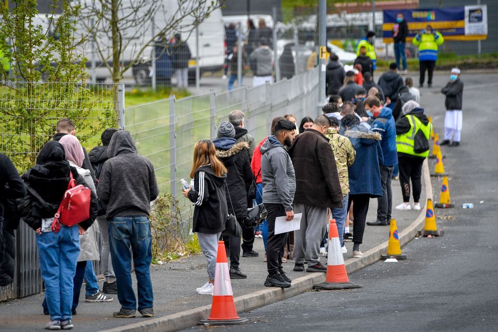 Members of the public line up for vaccination in Bolton, U.K., on May 14. (Bloomberg)
