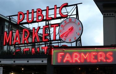 At dusk a worker cleans the sidewalk ways under the Pike Place Market clock. What’s open can be found on the market’s blog: pikeplacemarket.org
LO Pike Place Market, largely shutdown but a number of stalls still serving the public.
(Photo essay multiple days)
Wednesday April 3, 2020 215488