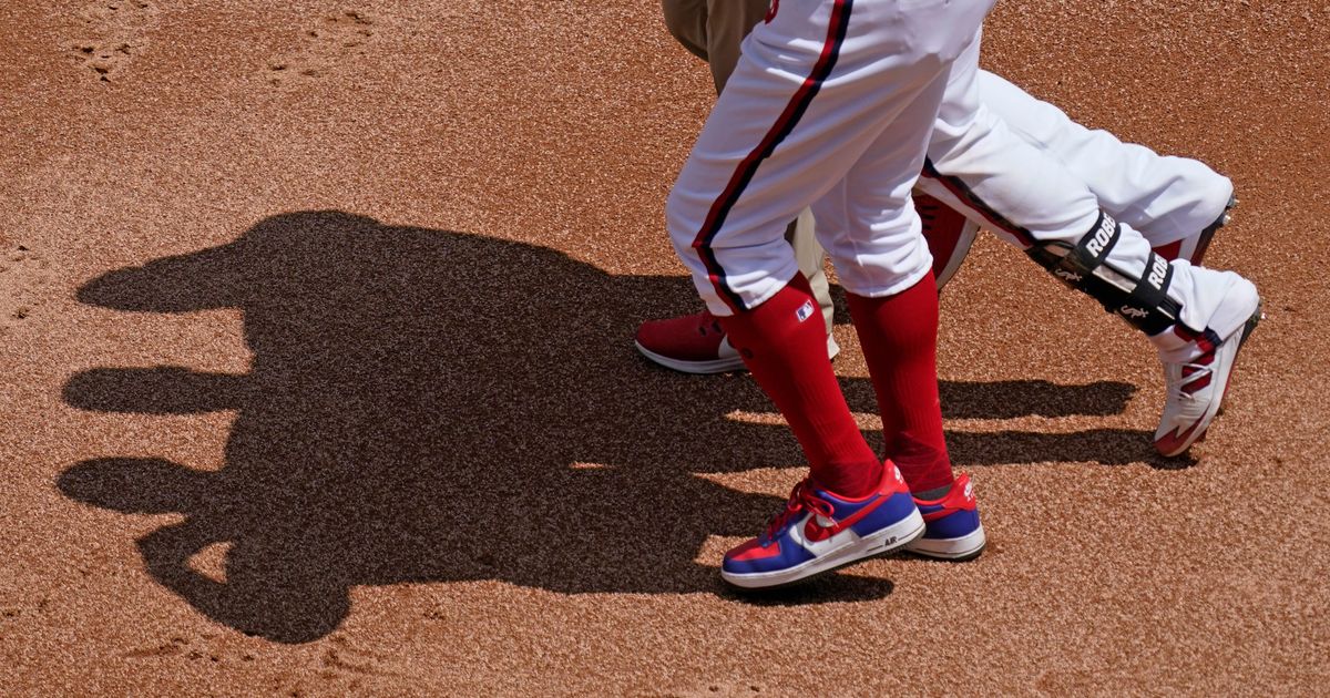 Luis Robert to miss months with hip flexor strain