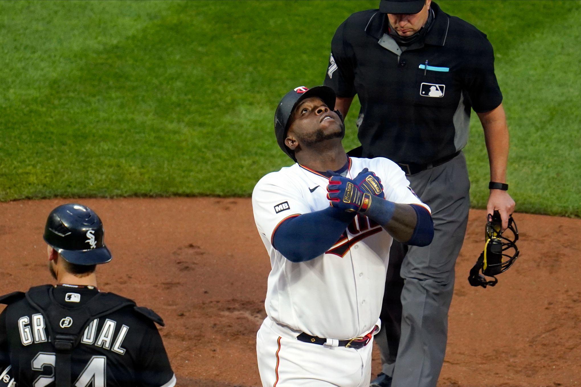 Twins news: Minnesota gets concerning injury update on Miguel Sano