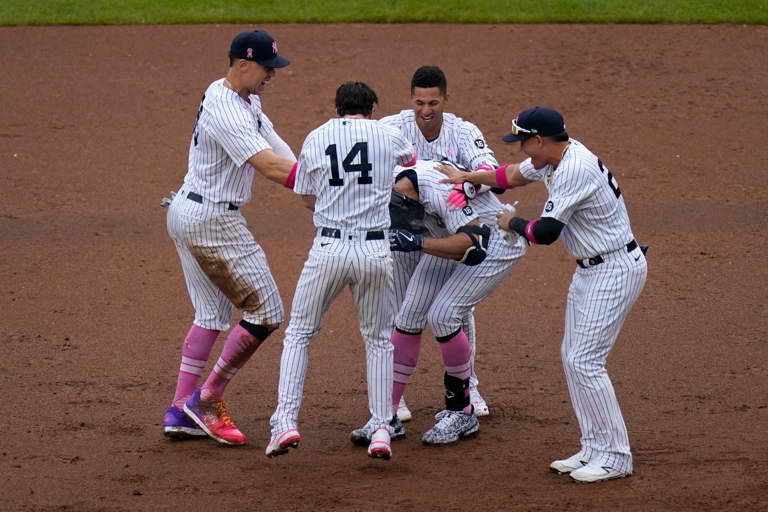 Yankees' Aaron Boone reacts to Nationals' Juan Soto having