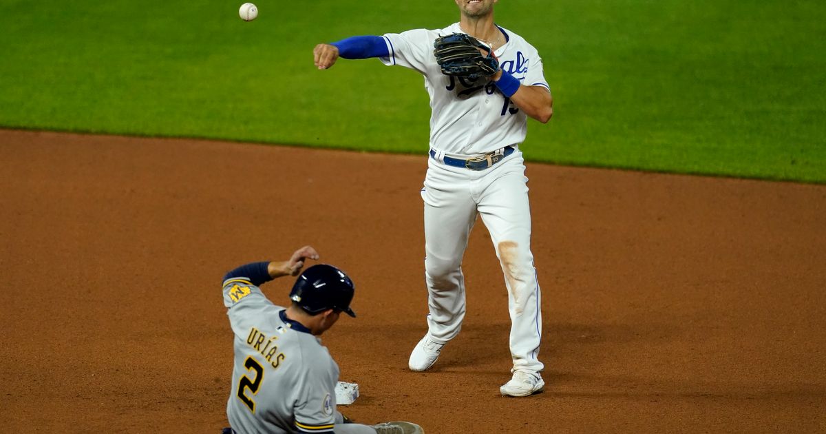 Benintendi's single in 8th sends KC to 2-0 win over Brewers