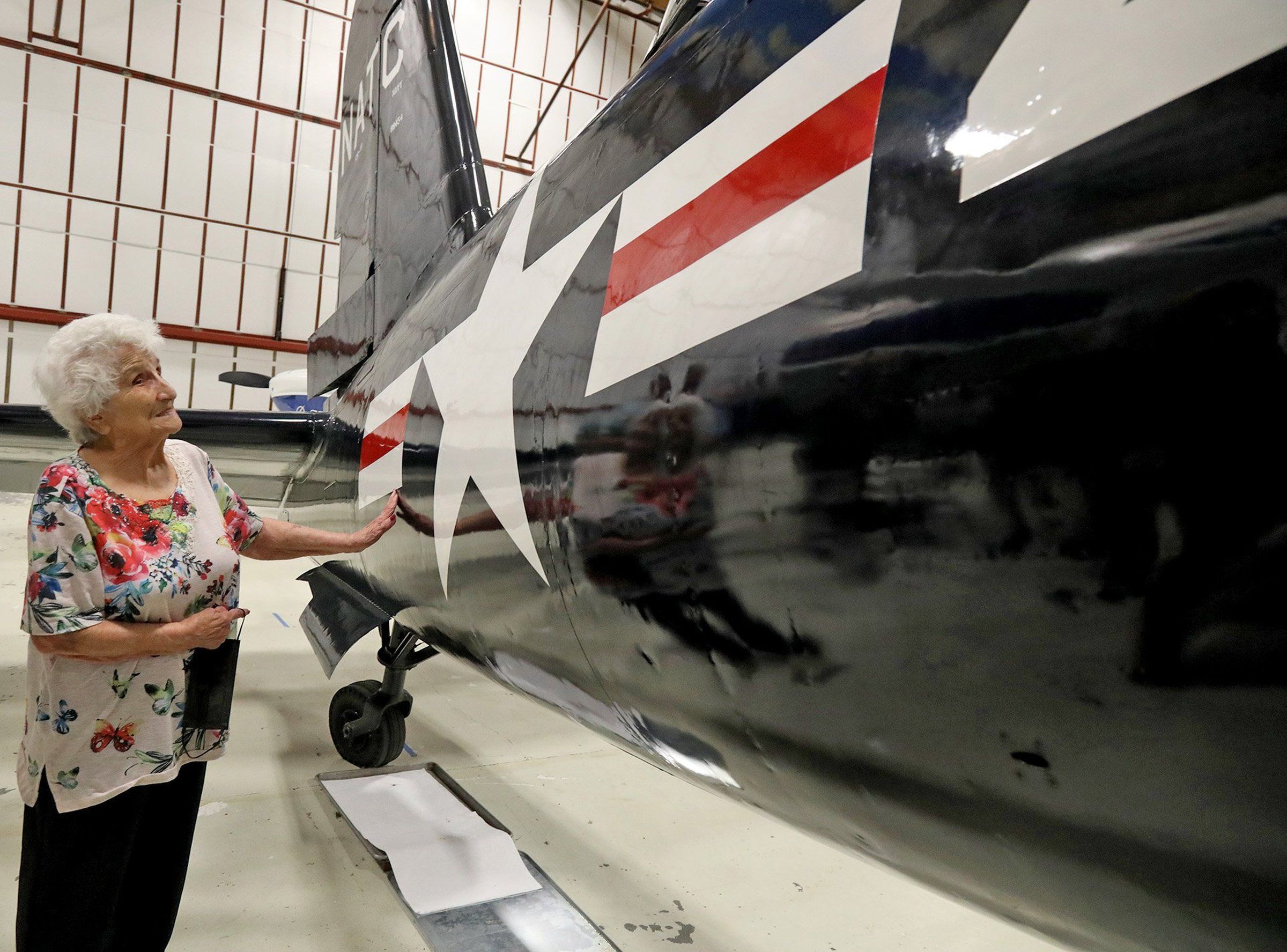 Rosie the Riveter 100 visits plane model she helped build