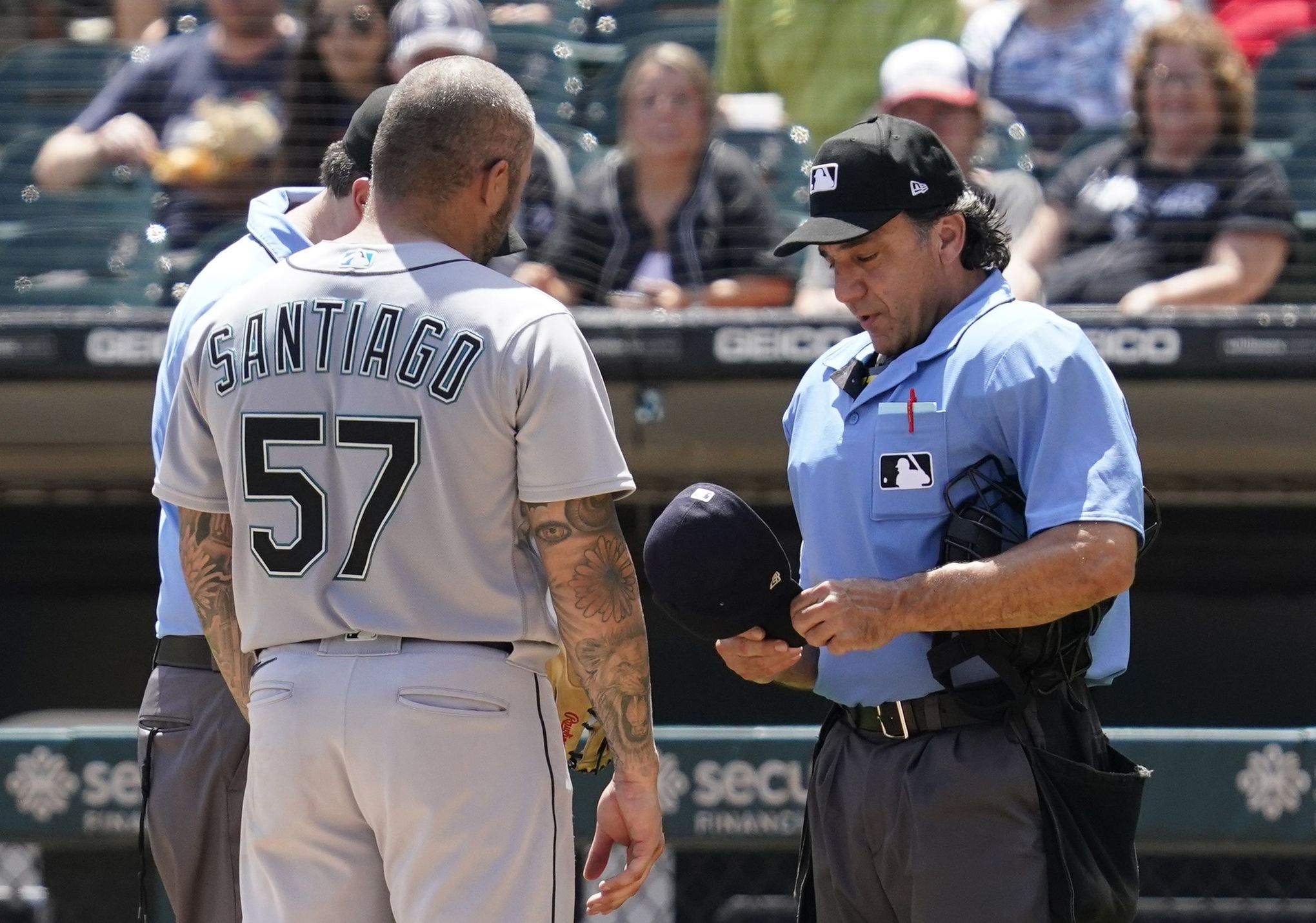Sergio Romo pulls down pants for umpire check 