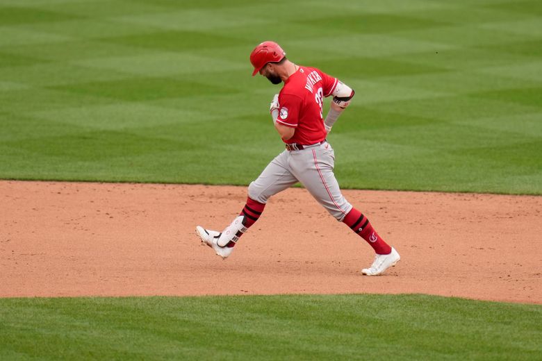 Winker's 3 homers lift Reds over Cards 8-7 for 4-game sweep