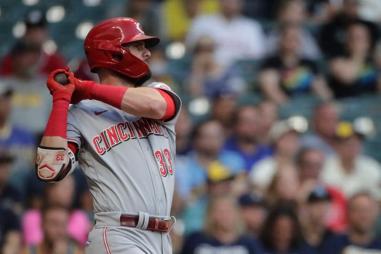 Cincinnati Reds right fielder Jesse Winker (33) runs for a fly