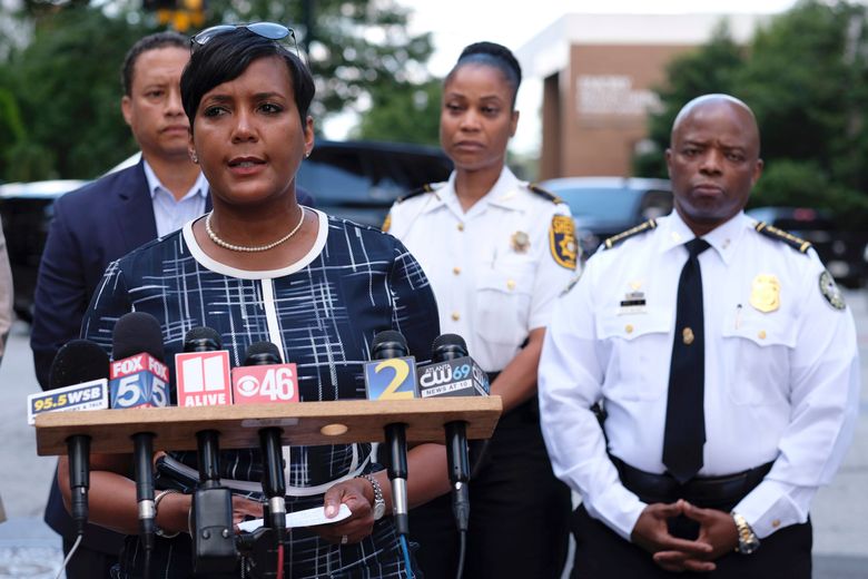 Atlanta mayor: 2 officers ambushed, 1 wounded; suspect dead | The Seattle  Times