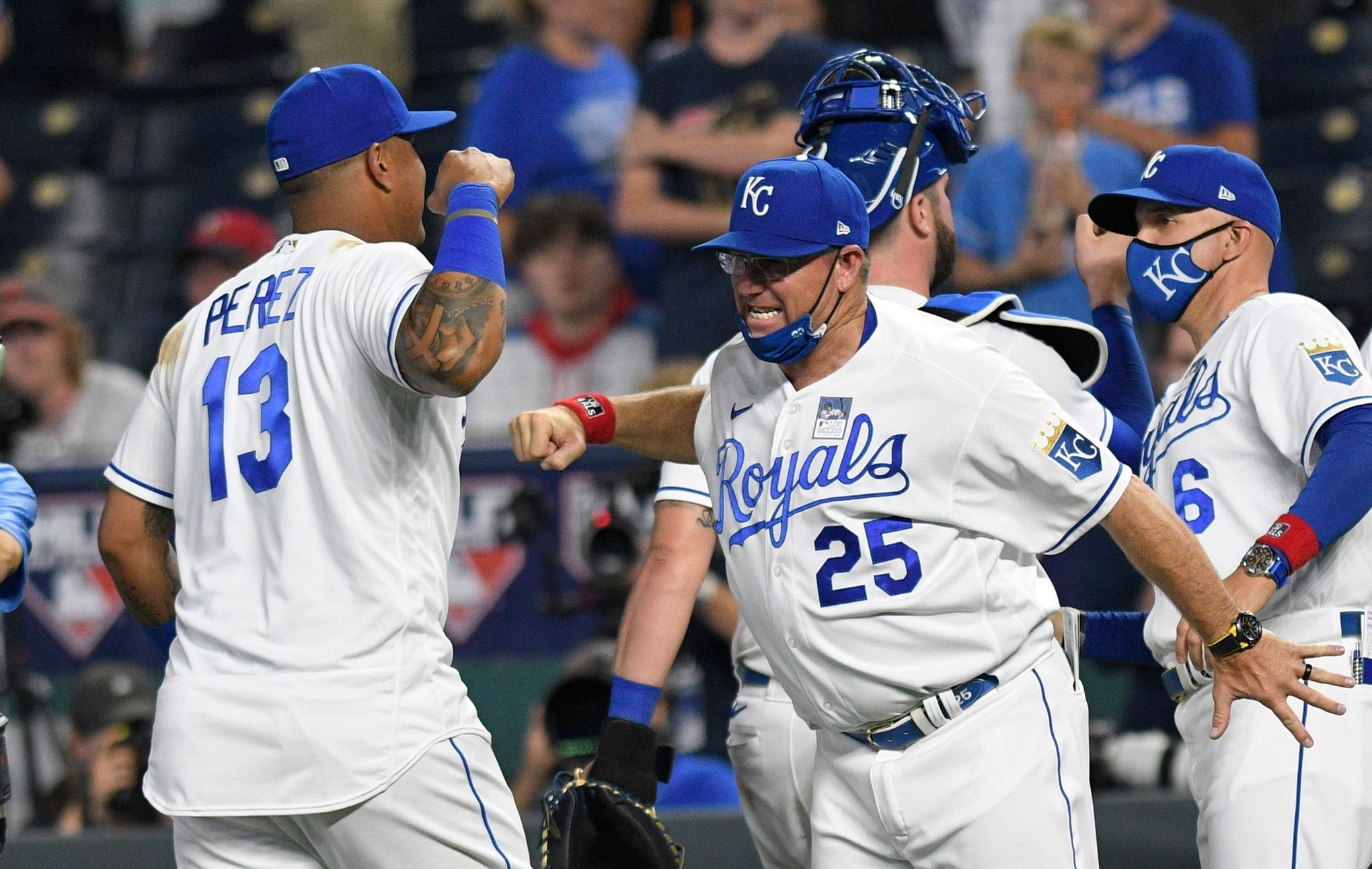 Salvador Perez hits grand slam in back-to-back games, Royals win