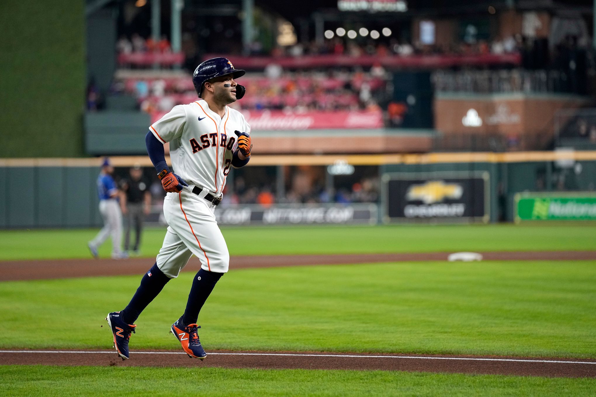 Astros' Altuve measuring up as big-time hitter