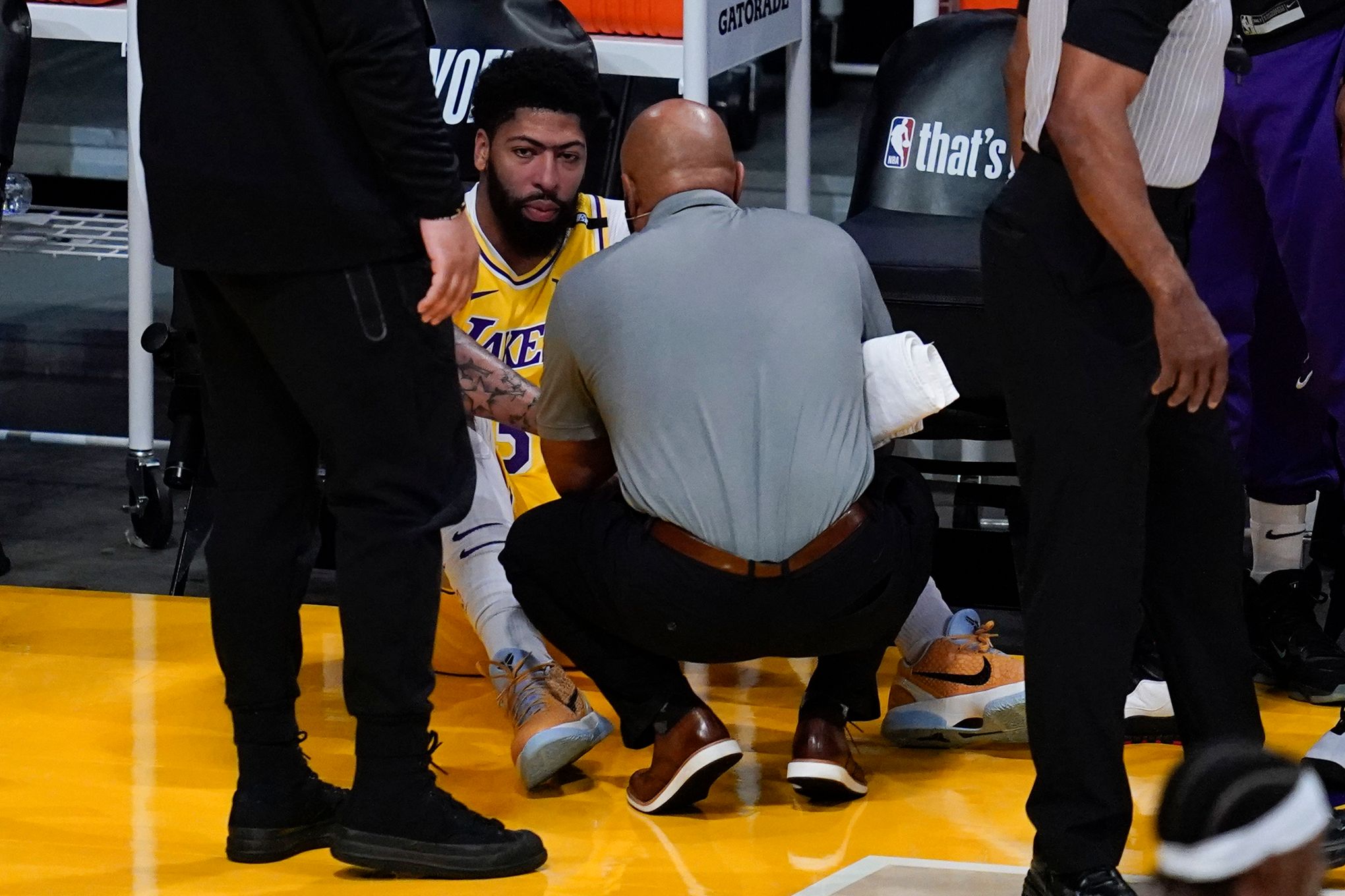 LeBron James exits Lakers' loss due to sore leg