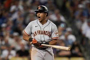 Betts, Muncy early HRs propel Bauer, Dodgers over Giants 3-2