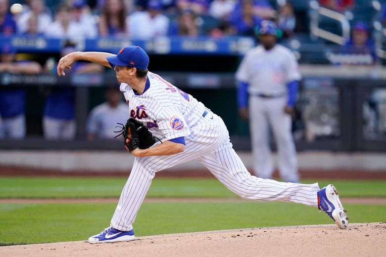 Jacob deGrom leaves game early with right shoulder soreness