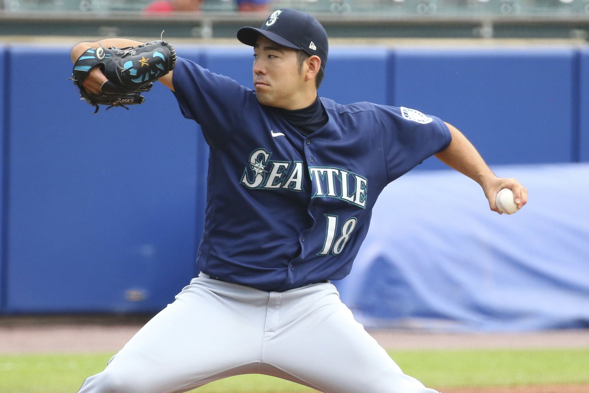 Blue Jays' Ryu Hyun-jin leaves game early after taking comebacker off knee