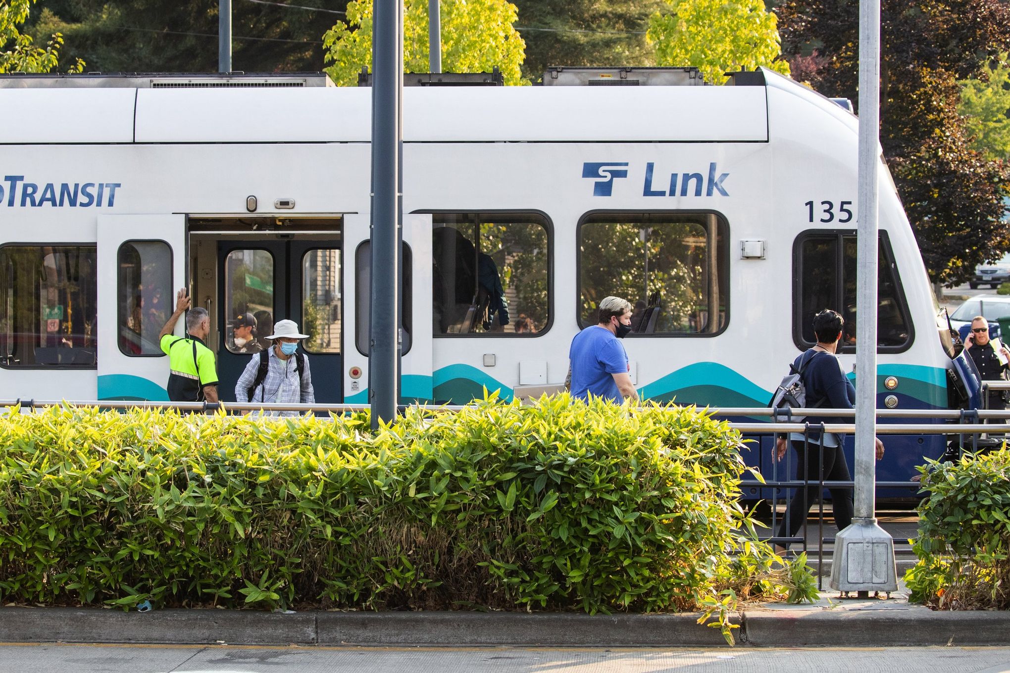 Power outage briefly halts light-rail trains in downtown Seattle