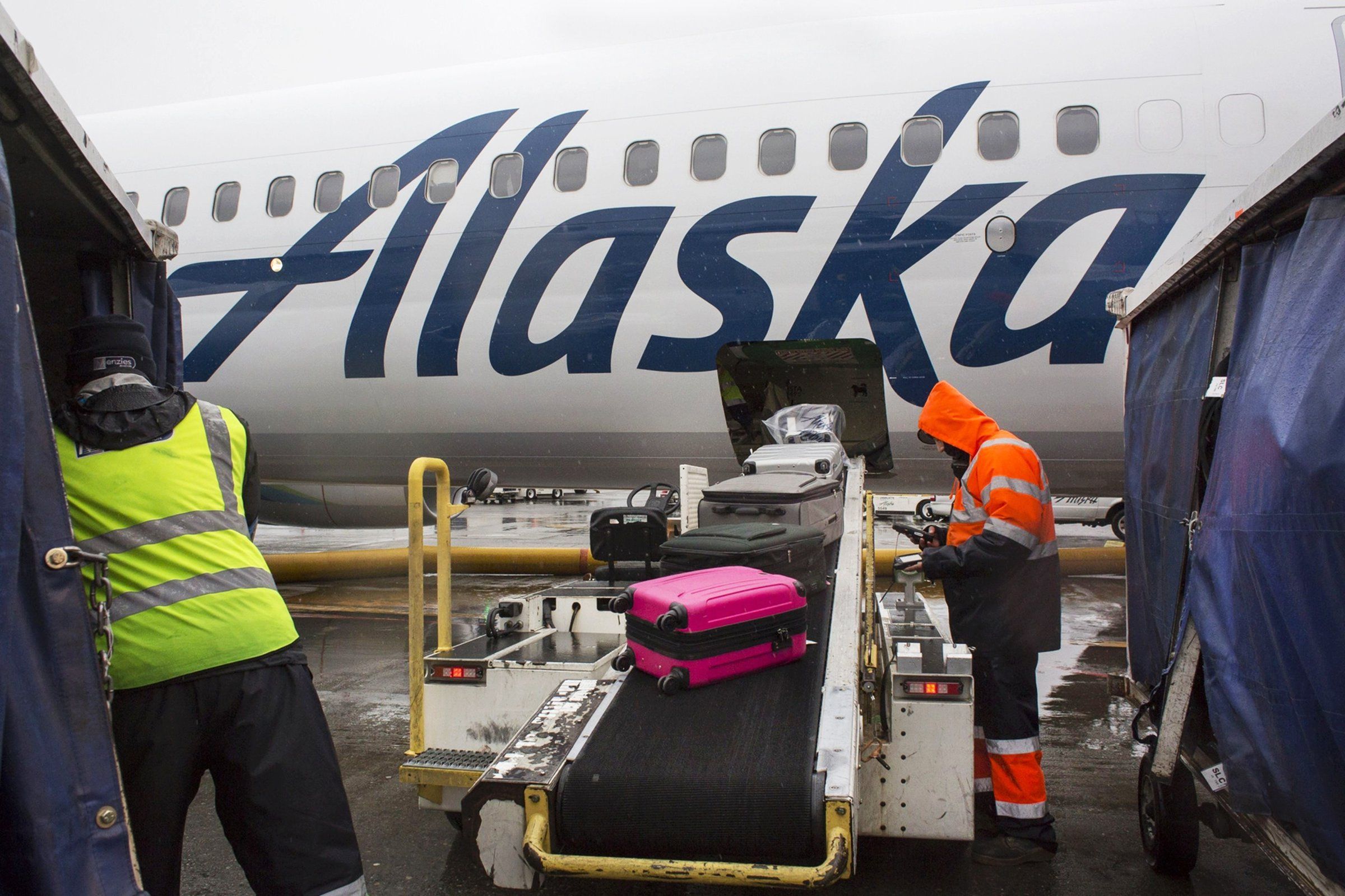 Alaska airlines store late baggage