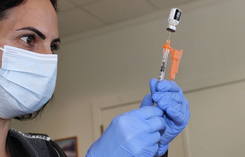 A nurse in California fills syringes with the Pfizer-BioNTech COVID-19 vaccine. (Rachel Bluth/KHN/TNS) 20556354W 20556354W