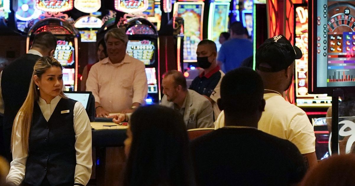 Officials advise wearing masks in Vegas as COVID cases rise The