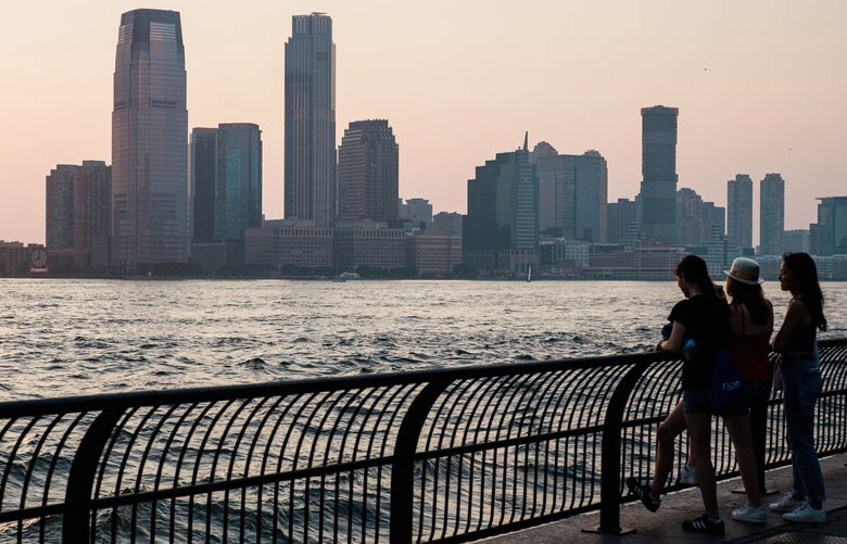 **EMBARGO: No electronic distribution, Web posting or street sales before FRIDAY 5:01 a.m. ET JULY 23, 2021. No exceptions for any reasons. EMBARGO set by source.**
People at New York’s Battery Park, July 21, 2021. Three neighborhoods offer art, great food (and drinks), river breezes and lush green space – not to mention amazing views. And, for now, there’s still plenty of elbow room. (Gabriela Bhaskar/The New York Times) XNYT150 XNYT150